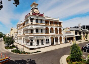 The heritage-listed Criterion Hotel on the riverfront in Rockhampton. While the regional city is attractive and boasts good weather, insecure work is said to be at crisis levels in Central Queensland. Photo credit: RegionalQueenslander via Wikipedia