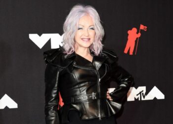 Cyndi Lauper calls for women's rights at MTV VMAs
