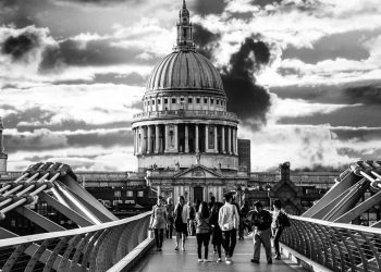 Walking bridge to St Paul's Cathedral, London. (Image by Ana Gic from Pixabay)